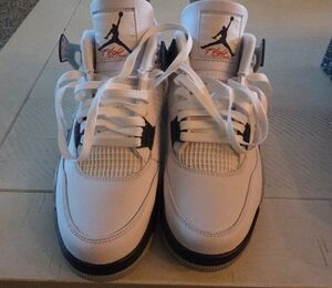 Jordan Air 4 Retro in White and Midnight Navy